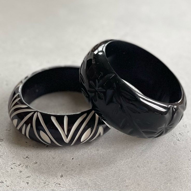 set of 2 chunky black & white carved style acrylic boho style bangles bracelets color black white size os